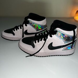 Jordan 1 Mid Retro shoes pink/black w/holographic detail